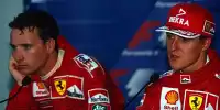 Michael Schumacher und Eddie Irvine bei einer Pressekonferenz