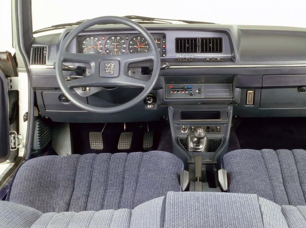 Cockpit des Peugeot 604