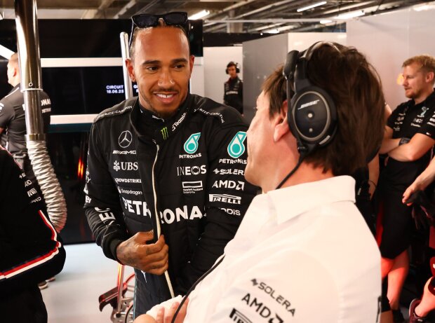 Lewis Hamilton mit Toto Wolff in der Mercedes-Box Lewis Hamilton mit Toto Wolff in der Mercedes-Box