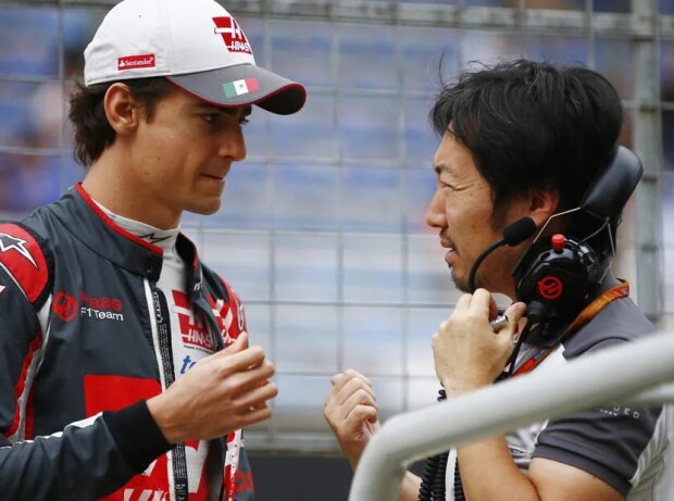 Esteban Gutierrez mit Ayao Komatsu in der Formel-1-Saison 2016