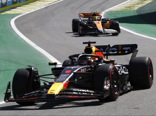 Titel-Bild zur News: Max Verstappen im Red Bull vor Lando Norris im McLaren in der Formel-1-Saison 2023