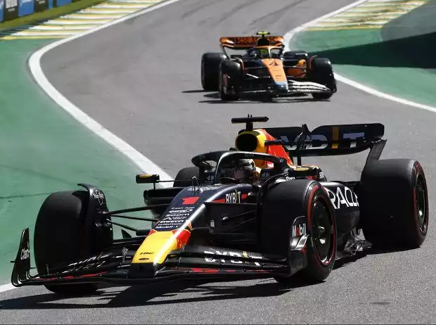 Max Verstappen im Red Bull vor Lando Norris im McLaren in der Formel-1-Saison 2023 Titel-Bild zur News: Max Verstappen im Red Bull vor Lando Norris im McLaren in der Formel-1-Saison 2023