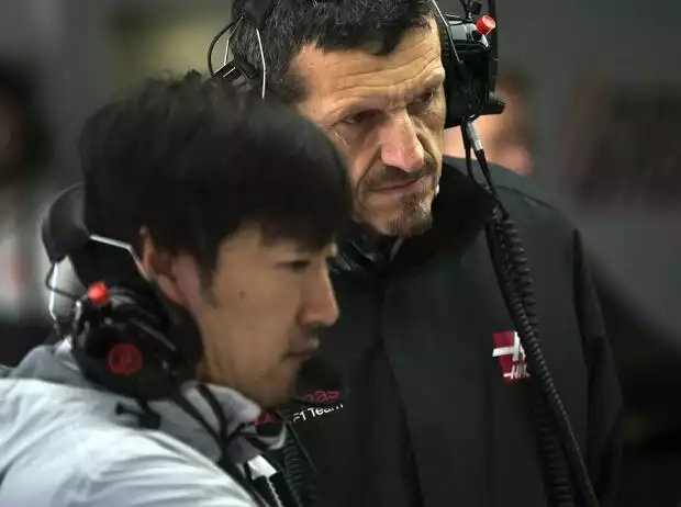 Ayao Komatsu und Günther Steiner in der Haas-Box Titel-Bild zur News: Ayao Komatsu und Günther Steiner in der Haas-Box