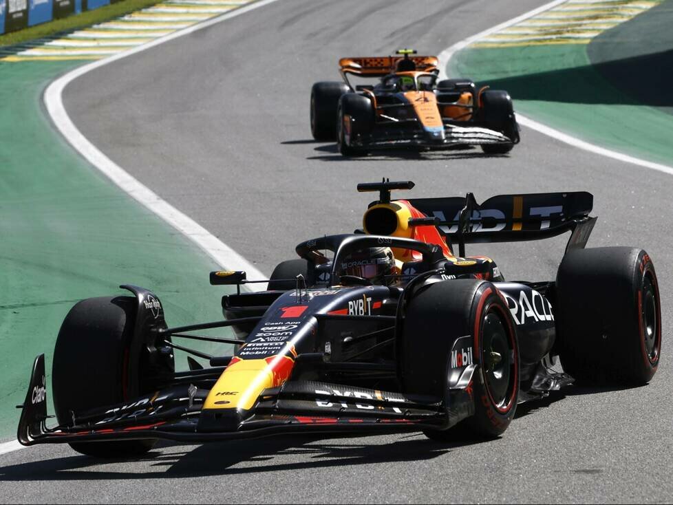Max Verstappen im Red Bull vor Lando Norris im McLaren in der Formel-1-Saison 2023