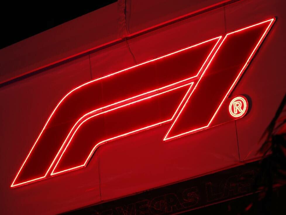Das offizielle Logo der Formel 1 als Leuchtreklame