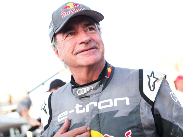 Carlos Sainz feiert den vierten Sieg im vierten Auto