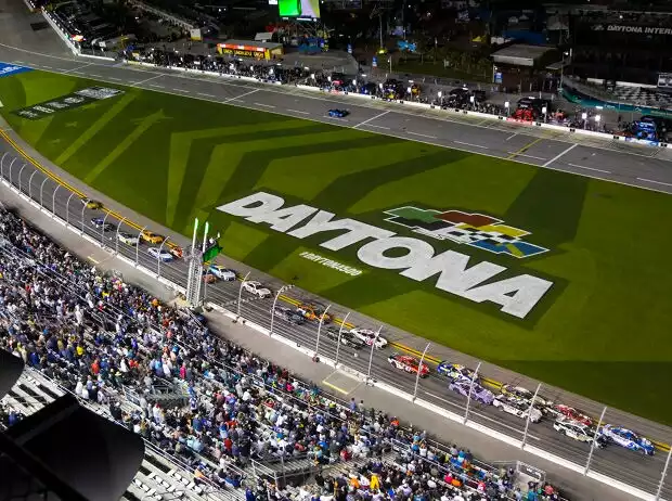 Kyle Larson, Aric Almirola Titel-Bild zur News: Kyle Larson, Aric Almirola