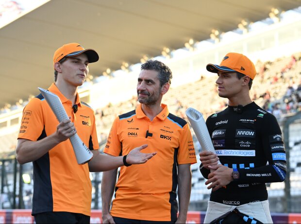 Starkes Trio: Oscar Piastri und Lando Norris mit Teamchef Andrea Stella