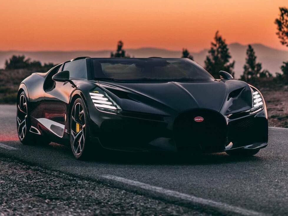 Bugatti Mistral im Sonnenuntergang