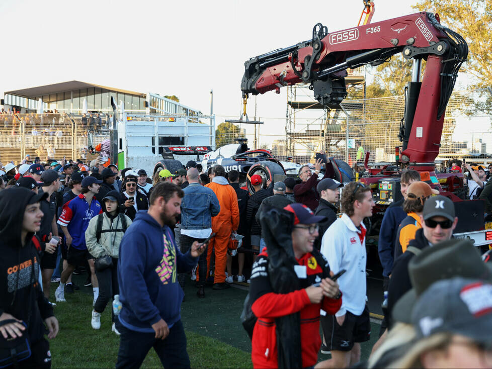 Fans vor dem AlphaTauri von Nyck de Vries