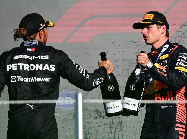 Titel-Bild zur News: Lewis Hamilton und Max Verstappen auf dem Formel-1-Podium