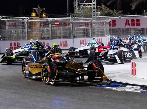 Titel-Bild zur News: Start der Formel E 2024 in Riad: Jean-Eric Vergne führt