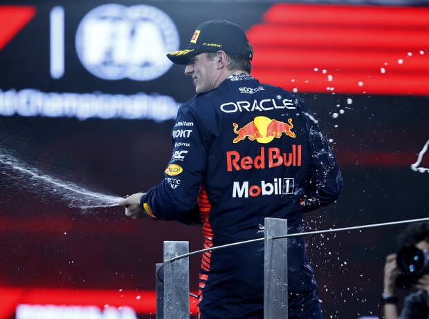 Titel-Bild zur News: Max Verstappen jubelt über einen Sieg in der Formel 1