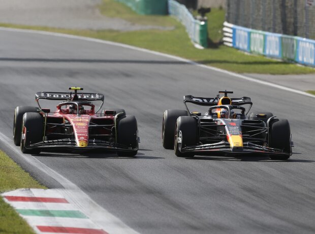 Titel-Bild zur News: Carlos Sainz im Ferrari und Max Verstappen im Red Bull in Monza 2023