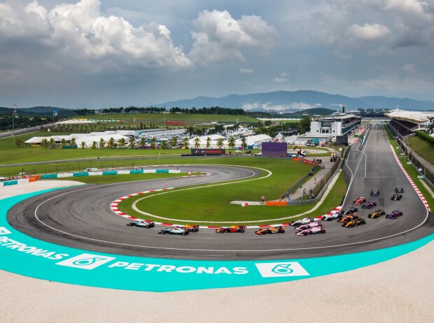 Titel-Bild zur News: Startphase beim Formel-1-Rennen in Malaysia auf dem Sepang Circuit