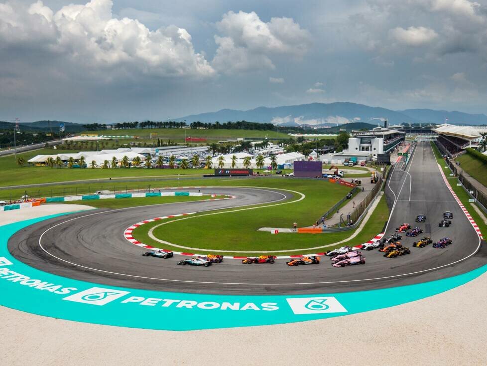 Startphase beim Formel-1-Rennen in Malaysia auf dem Sepang Circuit