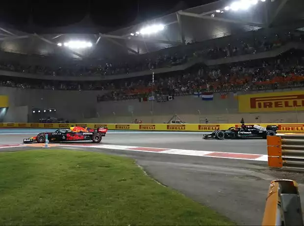 Max Verstappen (Red Bull) vor Lewis Hamilton (Mercedes) beim Formel-1-Rennen in Abu Dhabi 2021 Titel-Bild zur News: Max Verstappen (Red Bull) vor Lewis Hamilton (Mercedes) beim Formel-1-Rennen in Abu Dhabi 2021