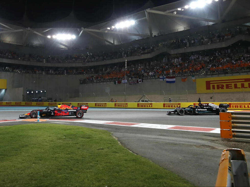 Max Verstappen (Red Bull) vor Lewis Hamilton (Mercedes) beim Formel-1-Rennen in Abu Dhabi 2021