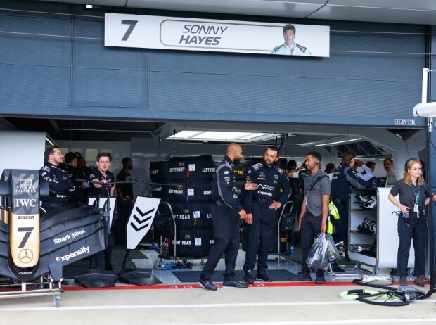 Blick in die Box des fiktiven Teams APXGP für den neuen Formel-1-Film mit Brad Pitt Blick in die Box des fiktiven Teams APXGP für den neuen Formel-1-Film mit Brad Pitt