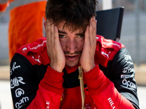 Titel-Bild zur News: Charles Leclerc nach seinem Ausfall beim Frankreich-Grand-Prix 2022 in Le Castellet