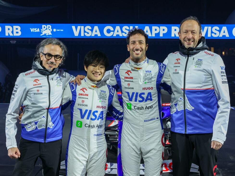 Teamchef Laurent Mekies, Yuki Tsunoda, Daniel Ricciardo und CEO Peter Bayer