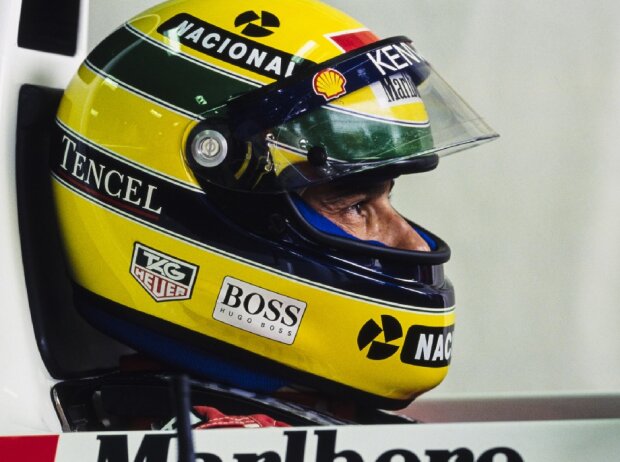 Titel-Bild zur News: Formel-1-Fahrer Ayrton Senna mit seinem markanten Helm 1993 im McLaren
