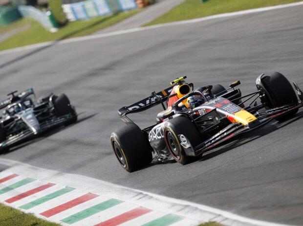 Titel-Bild zur News: Sergio Perez im Red Bull vor George Russell im Mercedes beim Formel-1-Rennen in Monza 2023