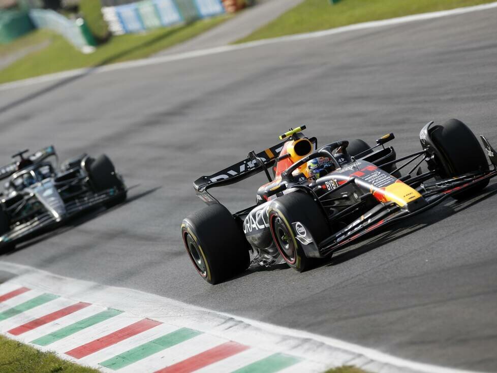 Sergio Perez im Red Bull vor George Russell im Mercedes beim Formel-1-Rennen in Monza 2023