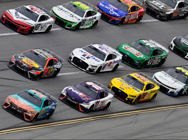 Titel-Bild zur News: NASCAR-Action auf dem Talladega Superspeedway