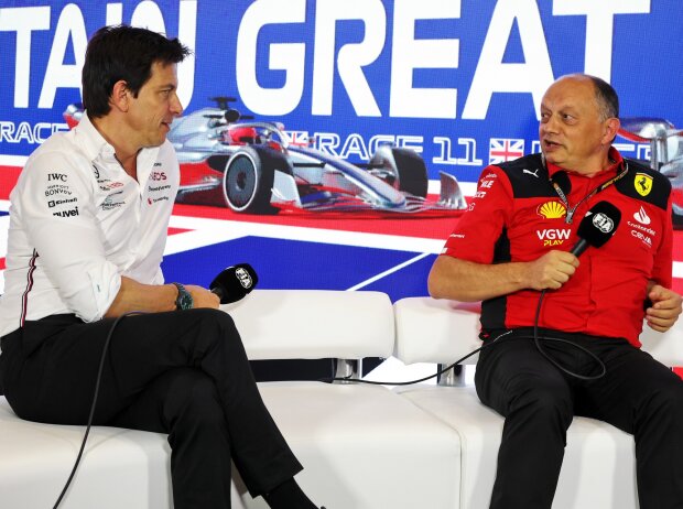 Titel-Bild zur News: Toto Wolff und Frederic Vasseur bei einer Formel-1-Pressekonferenz