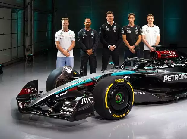 Mick Schumacher, Lewis Hamilton, Toto Wolff, George Russell und der Mercedes W15 Titel-Bild zur News: Mick Schumacher, Lewis Hamilton, Toto Wolff, George Russell und der Mercedes W15