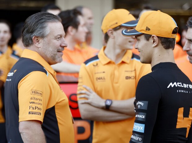 Titel-Bild zur News: Zak Brown mit den McLaren-Piloten Oscar Piastri und Lando Norris