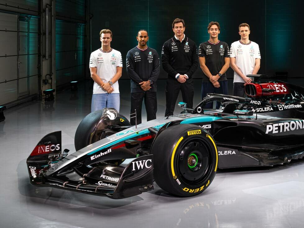 Mick Schumacher, Lewis Hamilton, Toto Wolff, George Russell und der Mercedes W15