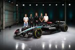 Mercedes-Gruppenfoto mit dem W15, Teamchef Toto Wolff, Lewis Hamilton, George Russell sowie den Ersatzfahrern Mick Schumacher und Frederik Vesti