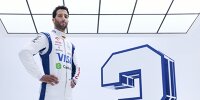 Daniel Ricciardo posiert in seinem Racing-Bulls-Rennanzug für die Formel 1 2024