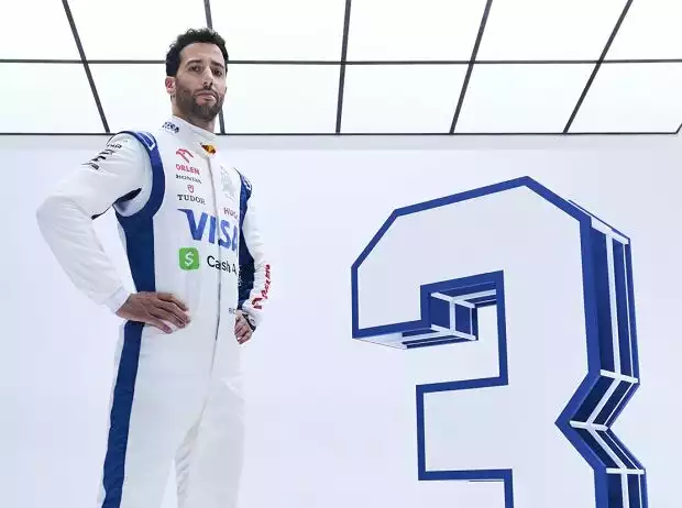 Daniel Ricciardo posiert in seinem Racing-Bulls-Rennanzug für die Formel 1 2024 Titel-Bild zur News: Daniel Ricciardo posiert in seinem Racing-Bulls-Rennanzug für die Formel 1 2024