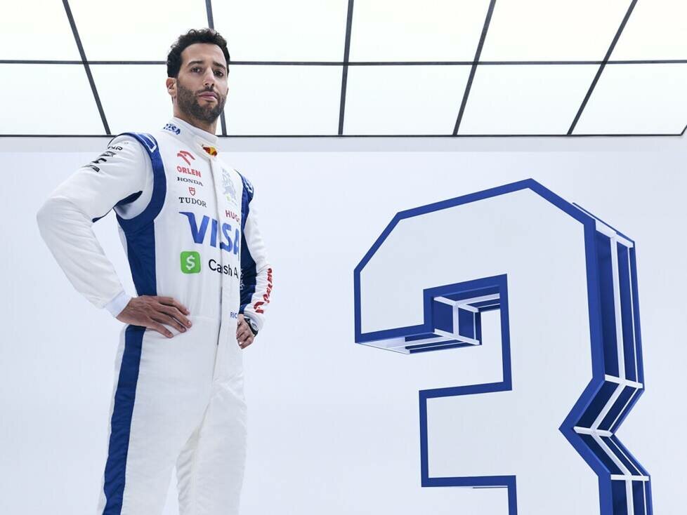 Daniel Ricciardo posiert in seinem Racing-Bulls-Rennanzug für die Formel 1 2024