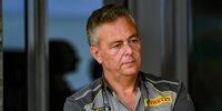 Pirelli-Sportchef Mario Isola im Formel-1-Paddock