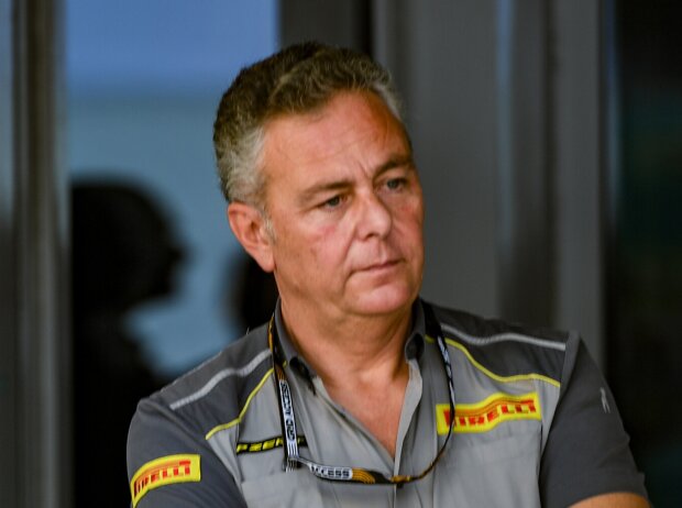 Titel-Bild zur News: Pirelli-Sportchef Mario Isola im Formel-1-Paddock