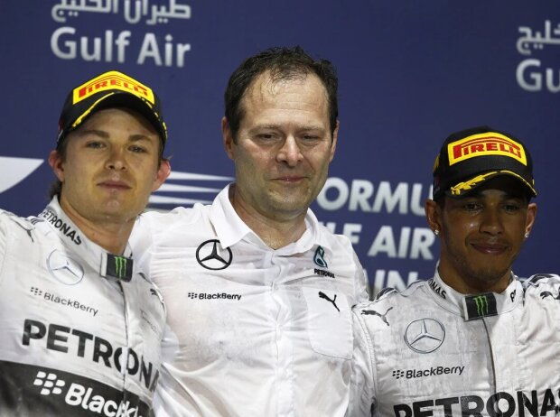 Aldo Costa auf dem Formel-1-Podium mit Nico Rosberg und Lewis Hamilton