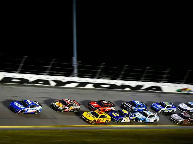 NASCAR-Action auf dem Daytona International Speedway Titel-Bild zur News: NASCAR-Action auf dem Daytona International Speedway