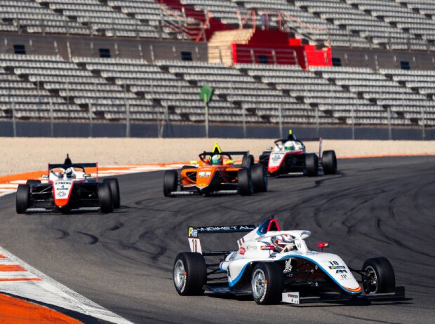 Titel-Bild zur News: Die Formula-Winter-Series erlebte in Valencia ein turbulentes Rennwochenende