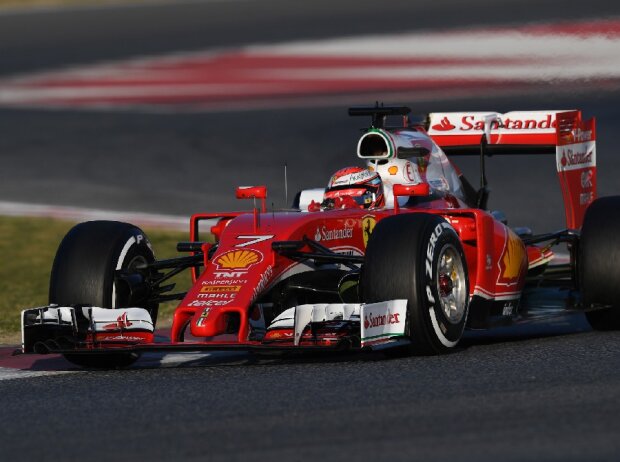 Titel-Bild zur News: Kimi Räikkönen im Ferrari bei den Formel-1-Wintertests 2016 in Barcelona