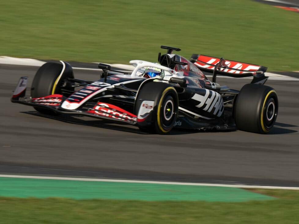 Nico Hülkenberg beim Shakedown mit dem neuen Haas VF-24 2024 in Silverstone