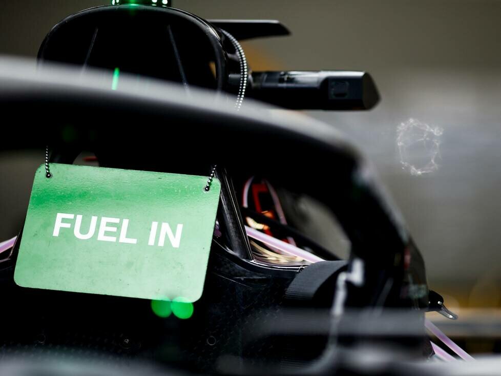 "Kraftstoff im Tank": Schild an der Airbox eines Formel-1-Autos