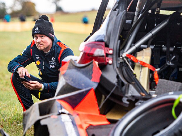 Esapekka Lappi bei der Rallye Zentraleuropa neben seinem verunfallten Auto