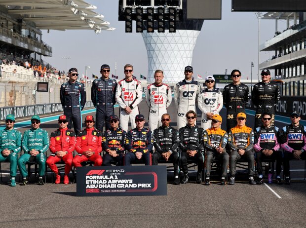 Titel-Bild zur News: Das Abschlussfoto der Formel-1-Piloten beim Finale 2023 in Abu Dhabi