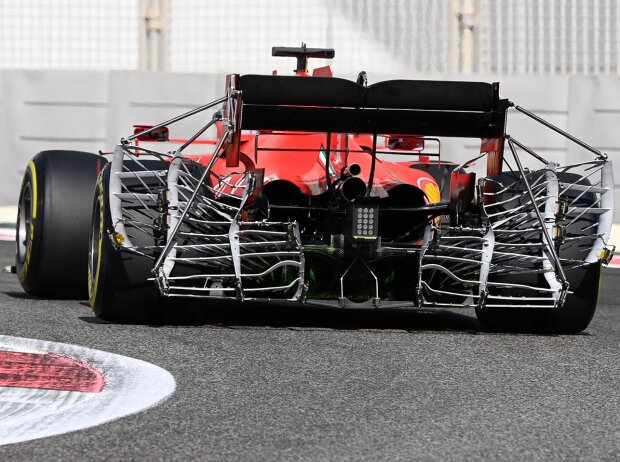 Titel-Bild zur News: Ein Formel-1-Ferrari bei Testfahrten mit Sensoren am Heckflügel
