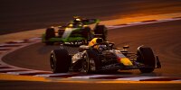 Max Verstappen (Red Bull RB20) vor Guanyu Zhou (Sauber C44) bei den Formel-1-Testfahrten in Bahrain 2024