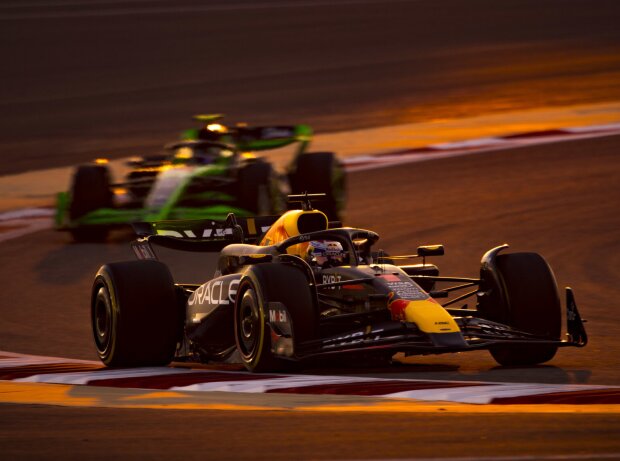 Titel-Bild zur News: Max Verstappen (Red Bull RB20) vor Guanyu Zhou (Sauber C44) bei den Formel-1-Testfahrten in Bahrain 2024